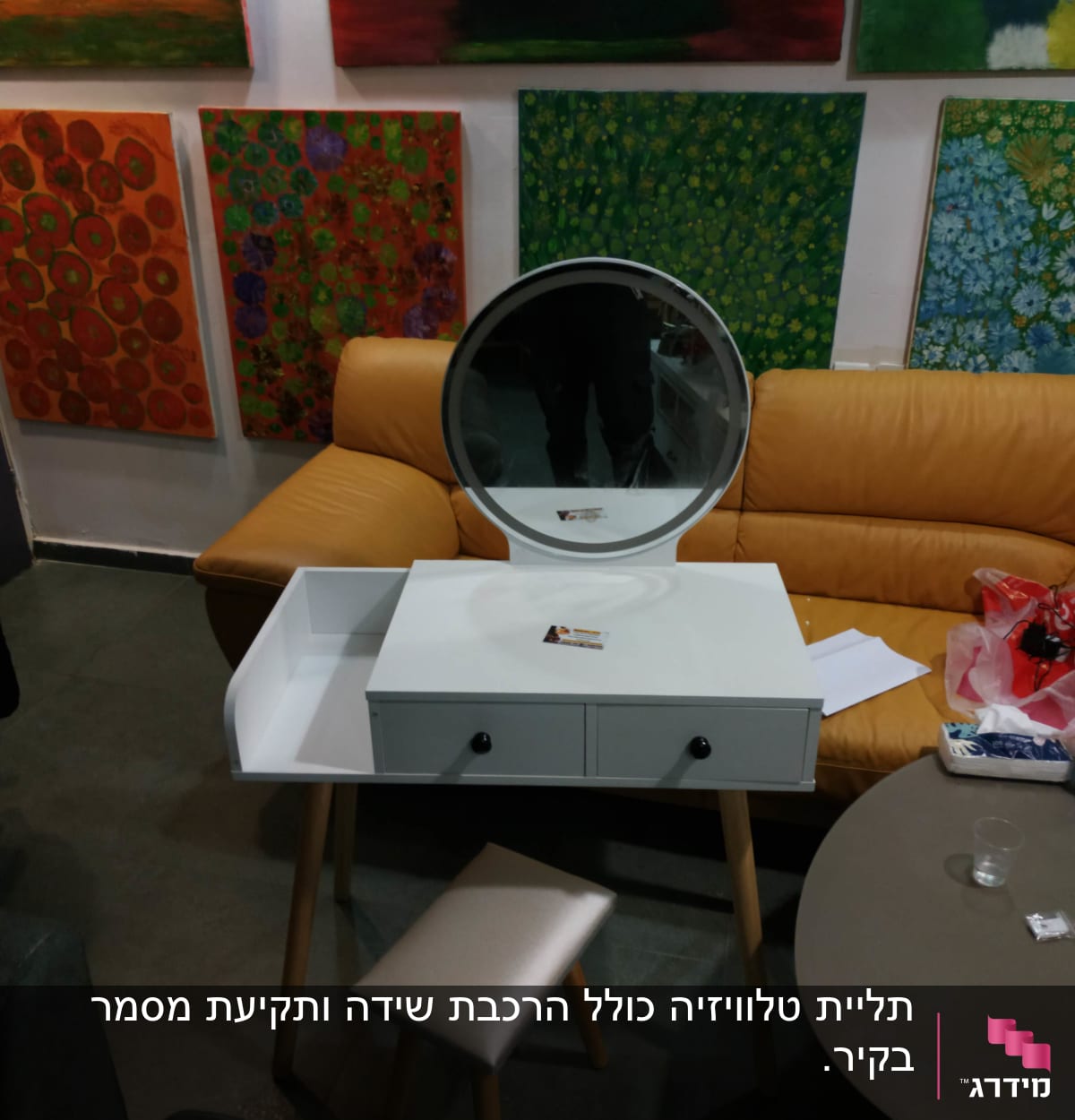 שולחן עץ עם מגירות ומראה עגולה